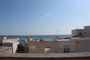 ein Blick auf das Meer von einem Gebäude aus in der Unterkunft CarolHouse in Lido Conchiglia + 16 Fotos