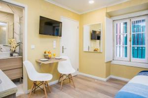 TV a/nebo společenská místnost v ubytování Alfama Stylish Studios by Hosty