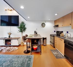 une cuisine ouverte avec une table et un évier dans l'établissement Cozy Two-story Loft in Downtown, à Vancouver