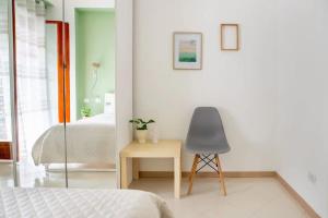 a bedroom with a bed and a chair and a table at Casa in centro con ampio giardino in Pescara