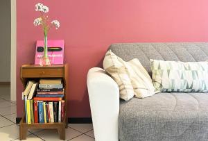 a vase with flowers on a table next to a couch at Casa in centro con ampio giardino in Pescara