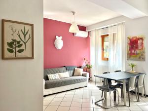 a living room with a couch and a table at Casa in centro con ampio giardino in Pescara