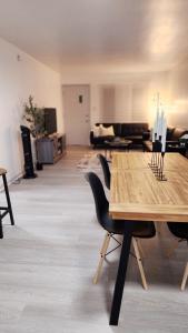 a conference room with a wooden table and chairs at Grand Manor - Big 2 Bedroom - USA Side in Niagara Falls