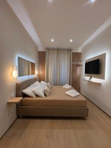 ein Schlafzimmer mit großem Bett und Flachbildfernseher in der Unterkunft Gianvenuti House Rome - Metro A with Jacuzzi in Rom