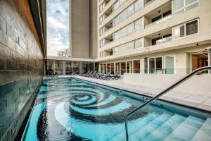 Modern & Fully Equipped Apt Next to Metro tesisinde veya buraya yakın yüzme havuzu