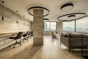 Modern & Fully Equipped Apt Next to Metro tesisinde bir oturma alanı