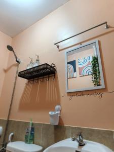 ダバオシティにある2BR FULL Airconditioned Spacious-Cozy &Relaxingの洗面台と鏡のあるバスルーム