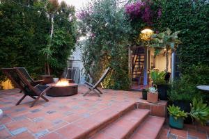 un patio con 2 sillas y una hoguera en Whimsical Los Feliz House - Pool - Fire Pit - Dogs OK, en Los Ángeles