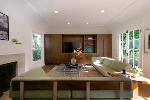 una sala de estar con un sofá y una mesa en Whimsical Los Feliz House - Pool - Fire Pit - Dogs OK, en Los Ángeles 30 fotos más