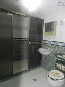 a bathroom with a shower and a toilet and a sink at Casa con Piscina cerca a Neiva 1 in Palermo