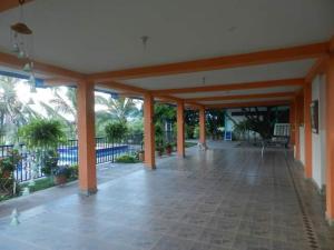 an empty lobby of a building with pillars and plants at Casa con Piscina cerca a Neiva 1 in Palermo