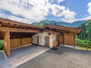 Nespecifikovaný výhled na hory nebo výhled na hory při pohledu z prázdninového domu