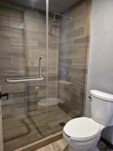 Bilik mandi di Avanta Hotel & Villas Querétaro