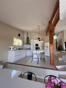 Kuchyň nebo kuchyňský kout v ubytování La colline paradis de Josephine