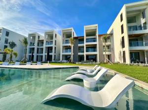 สระว่ายน้ำที่อยู่ใกล้ ๆ หรือใน Modern 2BR with golf view, pool front oasis