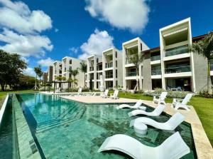 สระว่ายน้ำที่อยู่ใกล้ ๆ หรือใน Modern 2BR with golf view, pool front oasis