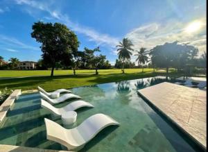 สระว่ายน้ำที่อยู่ใกล้ ๆ หรือใน Modern 2BR with golf view, pool front oasis