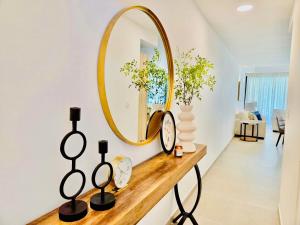 ภาพในคลังภาพของ Modern 2BR with golf view, pool front oasis ในปุนตากานา