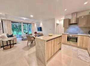 ครัวหรือมุมครัวของ Modern 2BR with golf view, pool front oasis