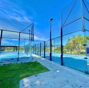 สระว่ายน้ำที่อยู่ใกล้ ๆ หรือใน Modern 2BR with golf view, pool front oasis