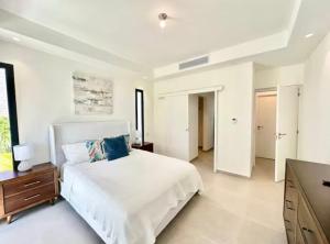เตียงในห้องที่ Modern 2BR with golf view, pool front oasis
