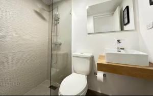 ห้องน้ำของ Modern 2BR with golf view, pool front oasis