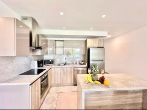 ครัวหรือมุมครัวของ Modern 2BR with golf view, pool front oasis