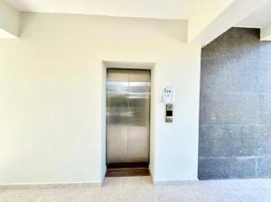 ภาพในคลังภาพของ Modern 2BR with golf view, pool front oasis ในปุนตากานา