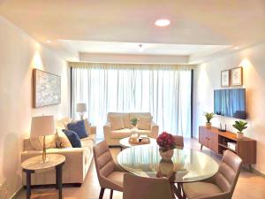 โทรทัศน์และ/หรือระบบความบันเทิงของ Modern 2BR with golf view, pool front oasis