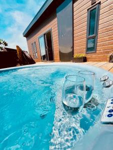 Bazén v ubytování Black Bull Retreat, Barmston with Private Hot Tubs nebo v jeho okolí