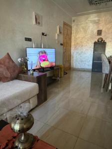 TV a/nebo společenská místnost v ubytování Appartement INES Saidia