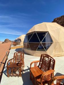 un grupo de sillas y tiendas en el desierto en Darina Rum Camp, en Wadi Rum