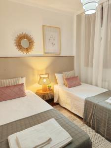 a room with two beds and a table with a lamp at Merendero de Briz in Marín