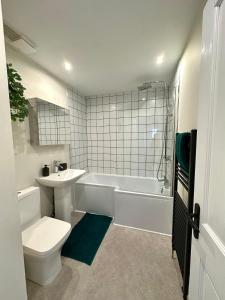 Ένα μπάνιο στο The Tay Retreat, 2 Bedroom Apartment +8 φωτογραφίες