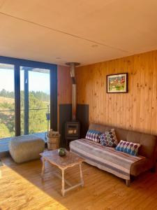 a living room with a couch and a table at Casa de campo Matanzas in Navidad