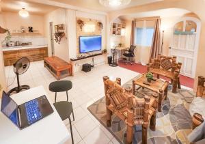 Μια τηλεόραση ή/και κέντρο ψυχαγωγίας στο Beachfront Room2 beside El Union, 200mbps, Netflix