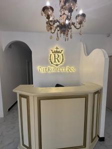 a dining room with a table with a chandelier at Hotel The Royalty Inn in Guayaquil