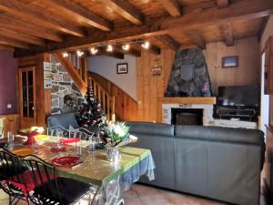 Posezení v ubytování Gîte paisible et chaleureux avec grande terrasse - activités nature et patrimoine à proximité - FR-1-582-143