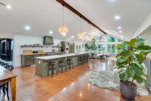 Η κουζίνα ή μικρή κουζίνα στο Hot Tub and Theater Room Getaway in Falling Waters