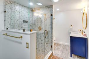 Ένα μπάνιο στο Hot Tub and Theater Room Getaway in Falling Waters +29 φωτογραφίες