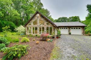 Κήπος έξω από το Hot Tub and Theater Room Getaway in Falling Waters