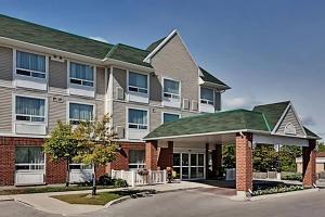 ロンドンにあるStaywell Inn & Suitesの正面にガゼボがある大きなアパートメントです。
