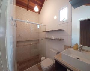 a bathroom with a shower and a toilet and a sink at Casa Aconchegante em São Chico in São Francisco de Paula +72 photos