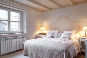 バケイラ・ベレットにあるVal de Ruda Luxe 39 by FeelFree Rentalsの白いベッドルーム(大型ベッド1台、窓付)