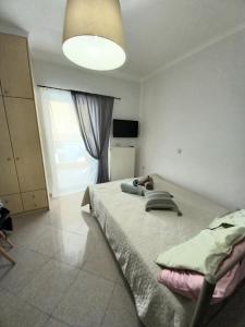 a bedroom with a bed with a dog laying on it at Diamond Στούντιο 1 ου ορόφου διαμπερές in Chalkida