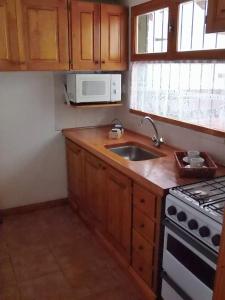 Η κουζίνα ή μικρή κουζίνα στο Cabaña Albar +6 φωτογραφίες