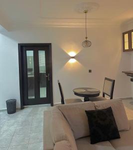 Central 2-bedroom condo in the heart of Wuse II休息區