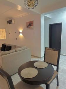Central 2-bedroom condo in the heart of Wuse II休息區
