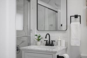 Koupelna v ubytování Pittsburgh Spacious and Modern Three Bedroom Apartment with Free Parking