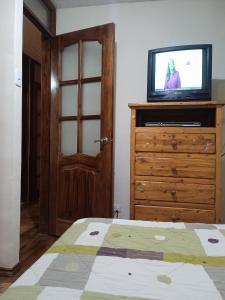 TV a/nebo společenská místnost v ubytování Casa de Maggi, a 10 minutos del Terminal Terrestre Quitumbe